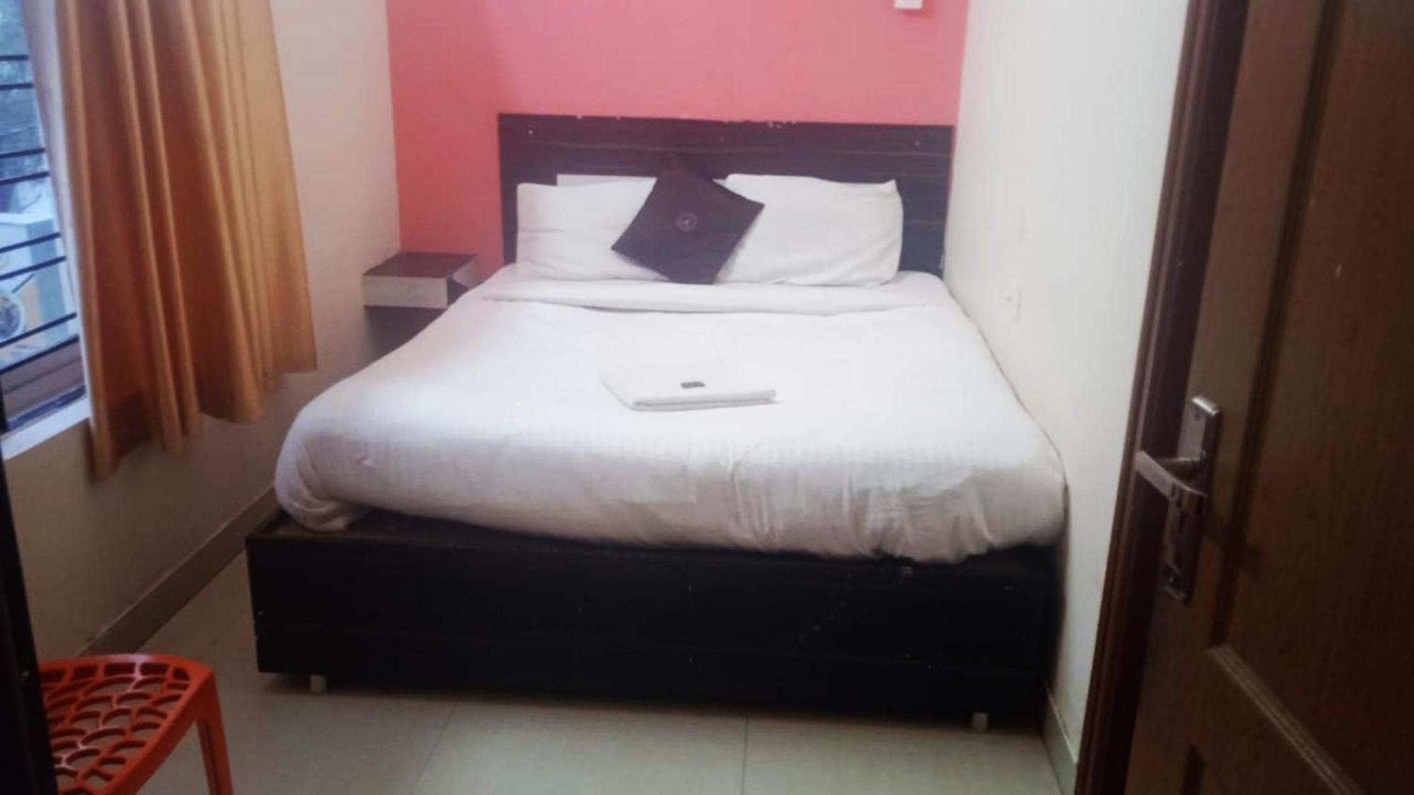 Goroomgo Blue Bell Bhubaneswar - Well Decorated Room -Wifi And Parking Facilities Available Екстериор снимка